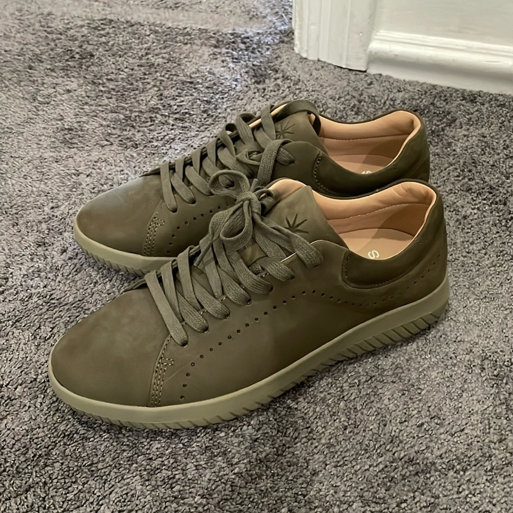 MOBS Sneakers